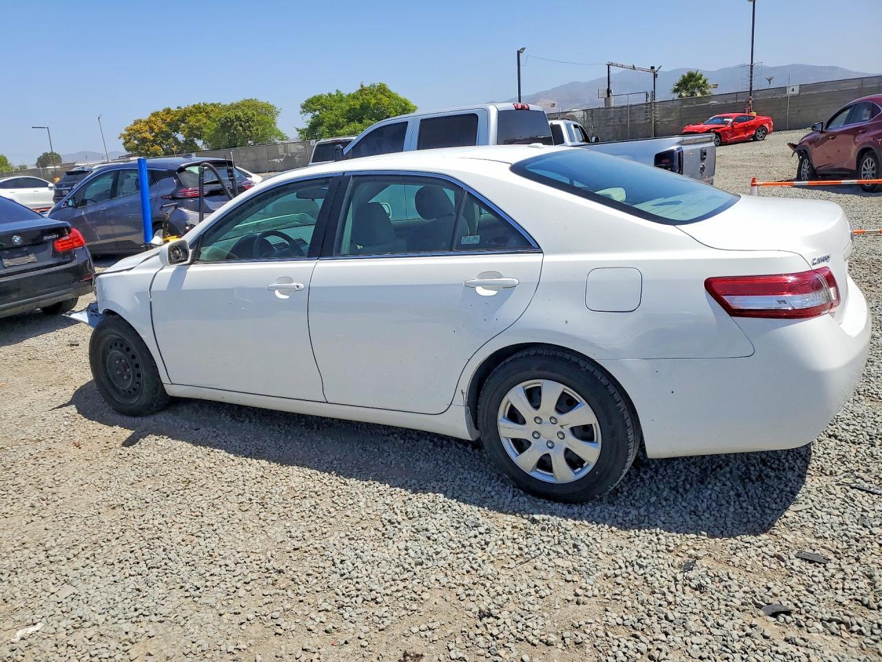 2011 Toyota Camry - Фото 2