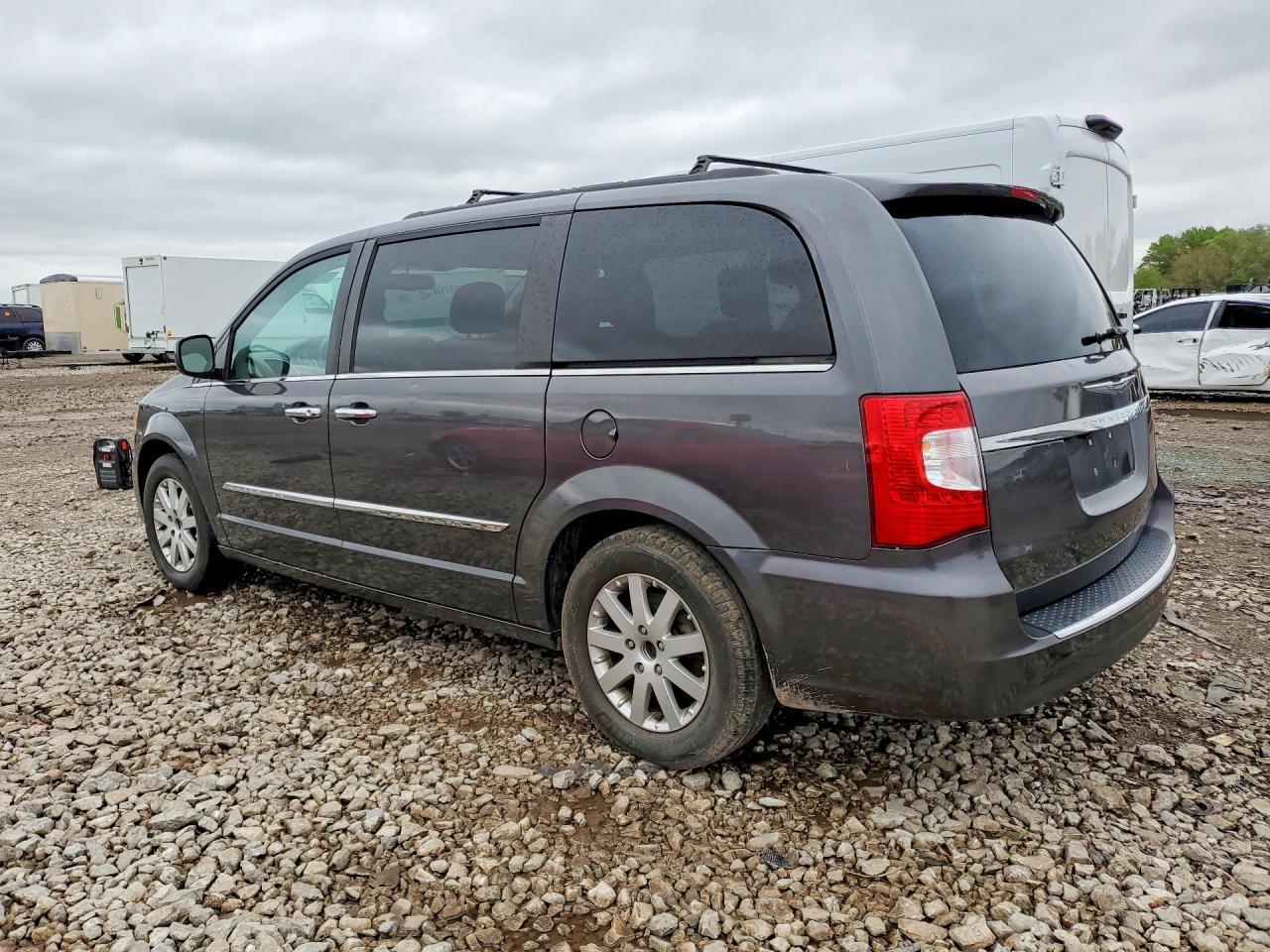 2016 Chrysler Town & Country Touring - Фото 2