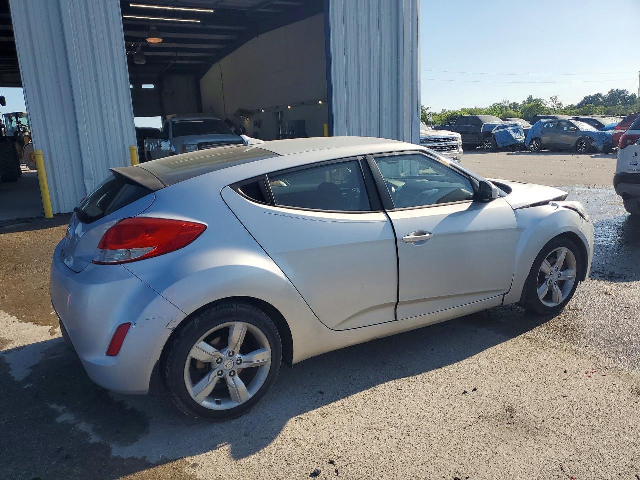 2014 Hyundai Veloster Base - Фото 3