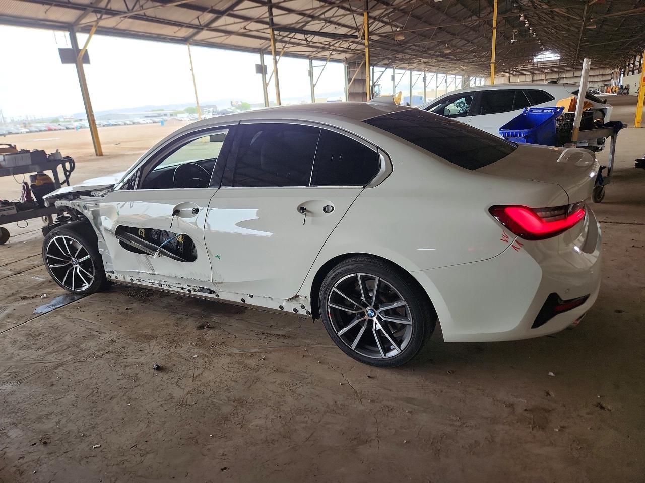 2019 BMW 330I - Фото 2