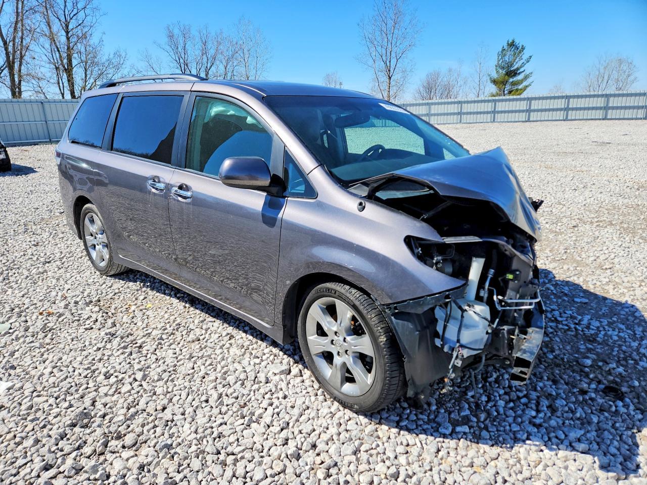 2013 Toyota Sienna Sport - Фото 4