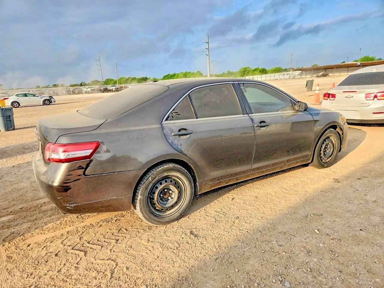 2011 Toyota Camry Le - Image 3