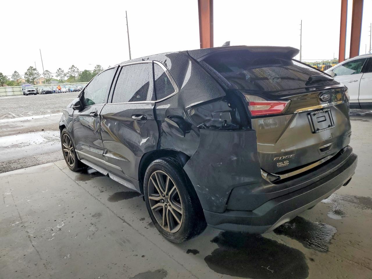 2019 Ford Edge Titanium - Image 2