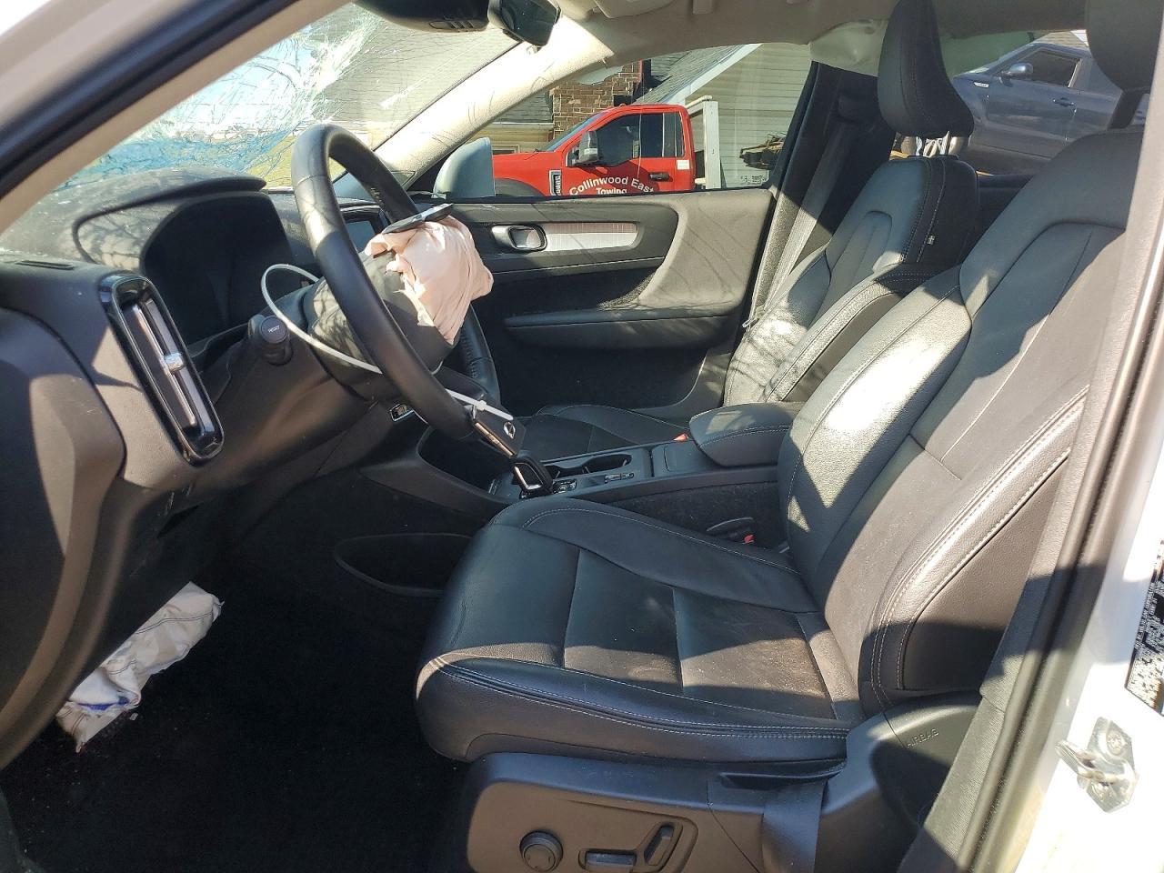 2020 Volvo Xc40 T5 Momentum - Image 7