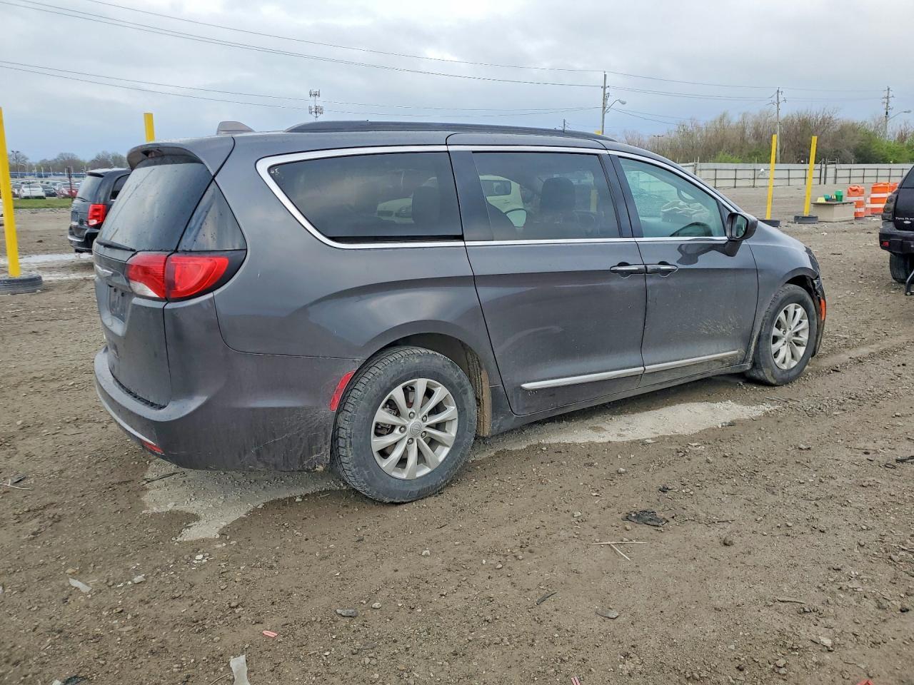 2017 Chrysler Pacifica Touring L - Image 3