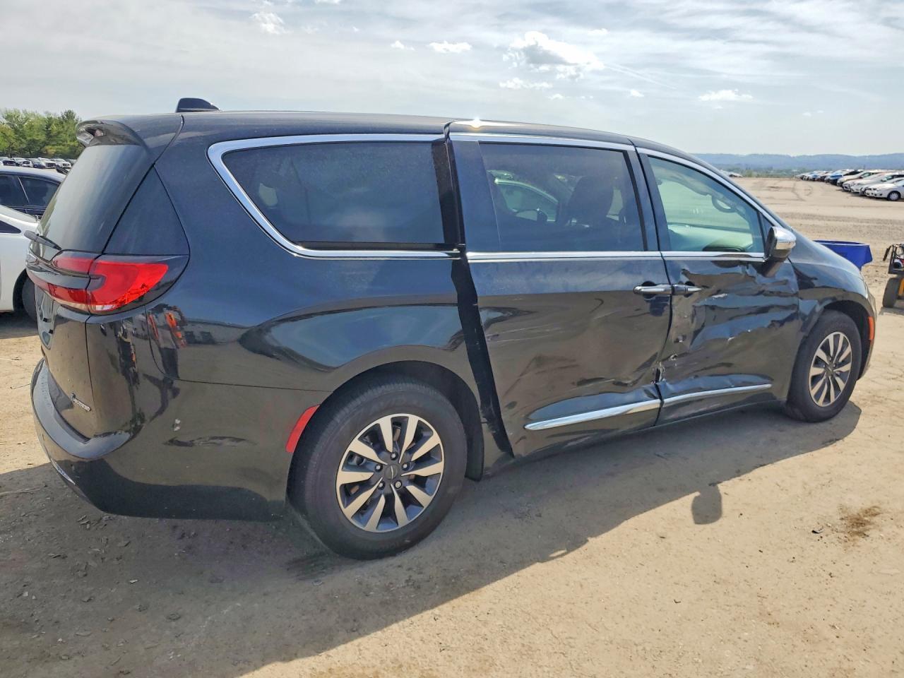 2023 Chrysler Pacifica Hybrid Limited - Image 3
