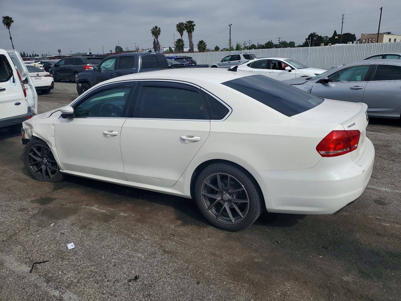 2013 Volkswagen Passat Se - Image 2