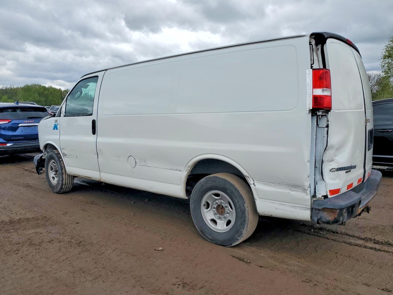 2016 Chevrolet Express G2500 - Фото 2