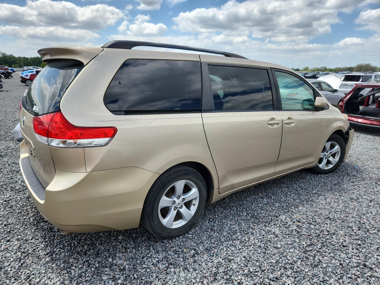 2012 Toyota Sienna Le - Фото 3