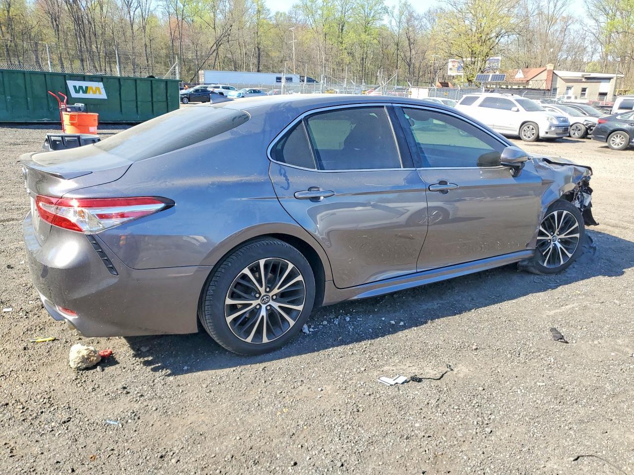 2020 Toyota Camry Se - Фото 3