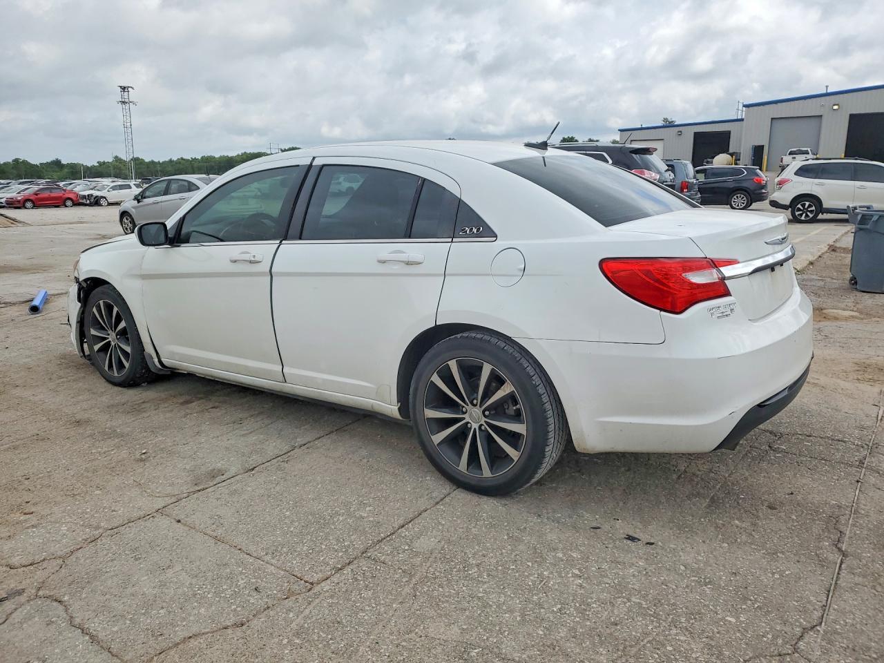 2013 Chrysler 200 Limited - Фото 2