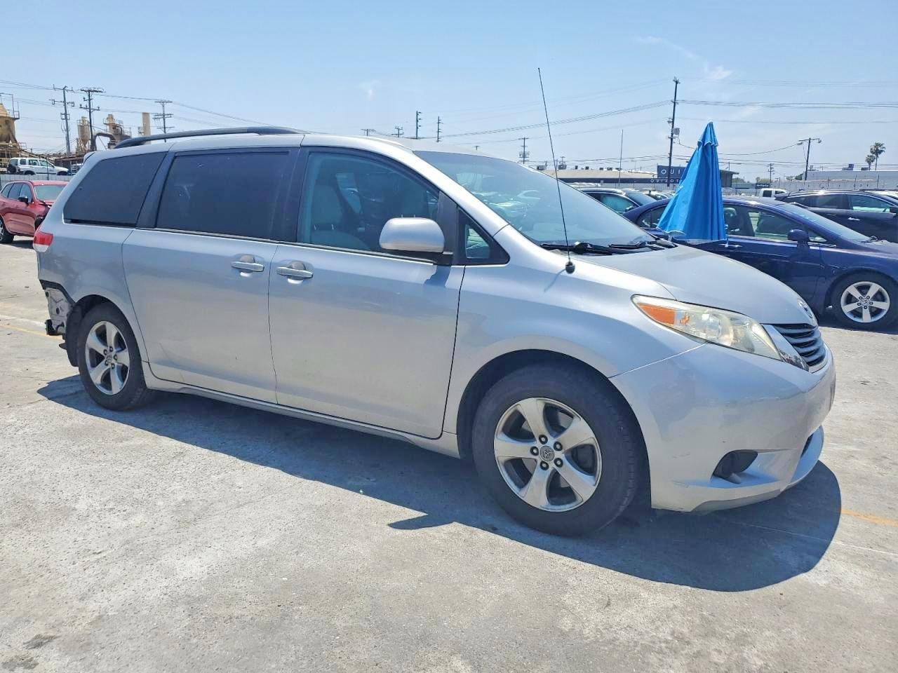 2012 Toyota Sienna Le - Image 4