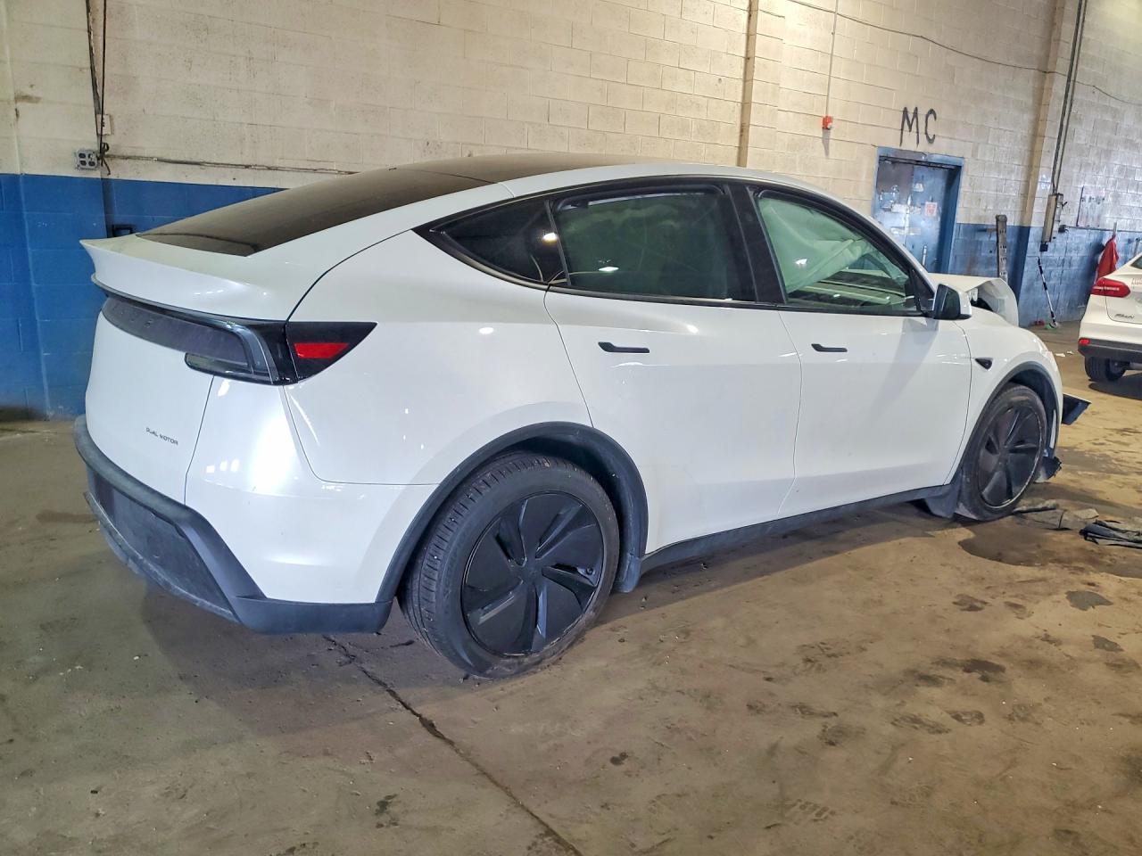 2026 Tesla Model Y - Фото 3