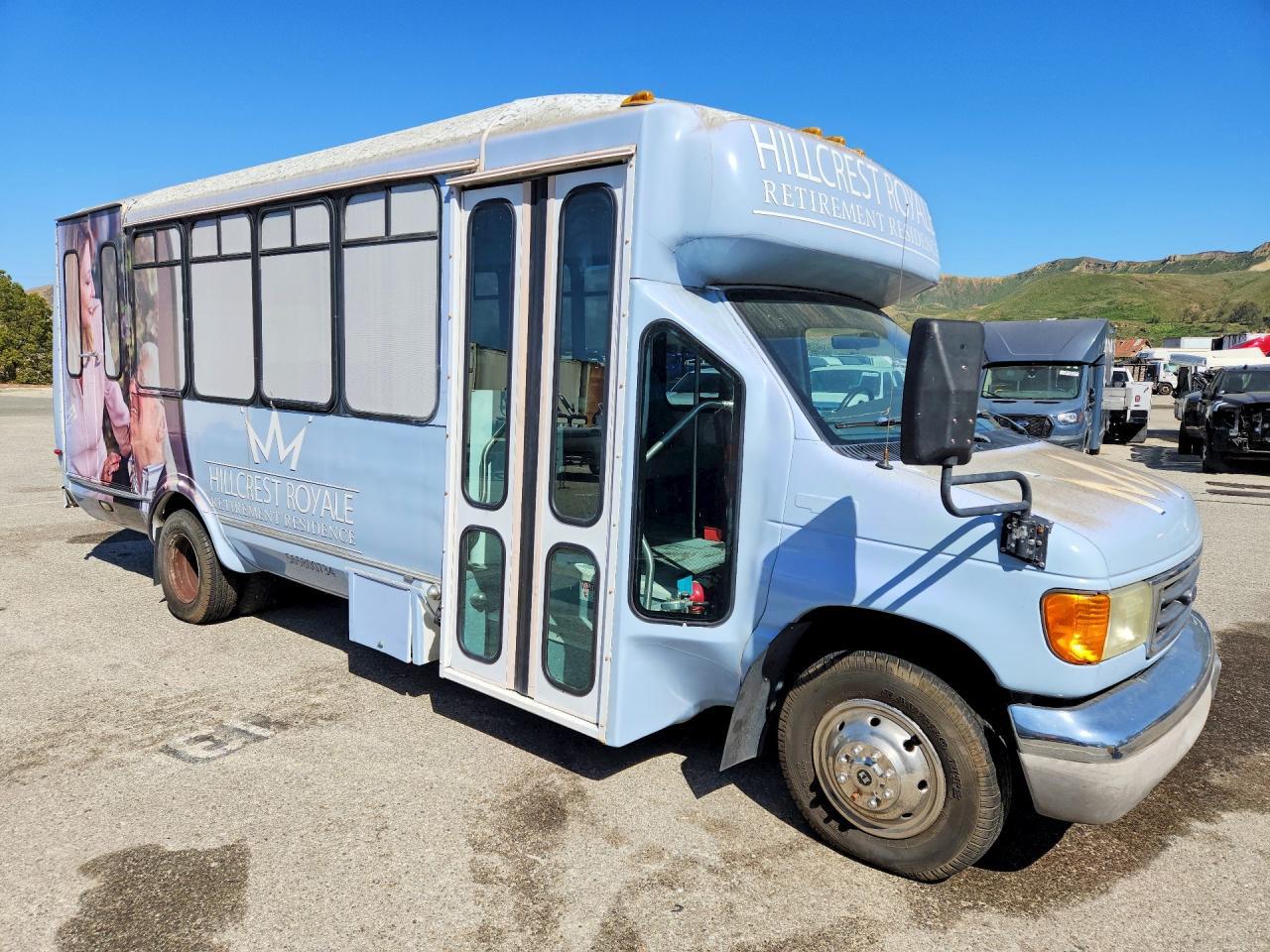 2003 Ford Econoline E450 Super Duty Cutaway Van - Image 4