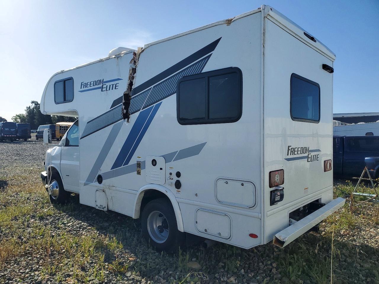 2025 Chevrolet Express G3500 - Фото 3