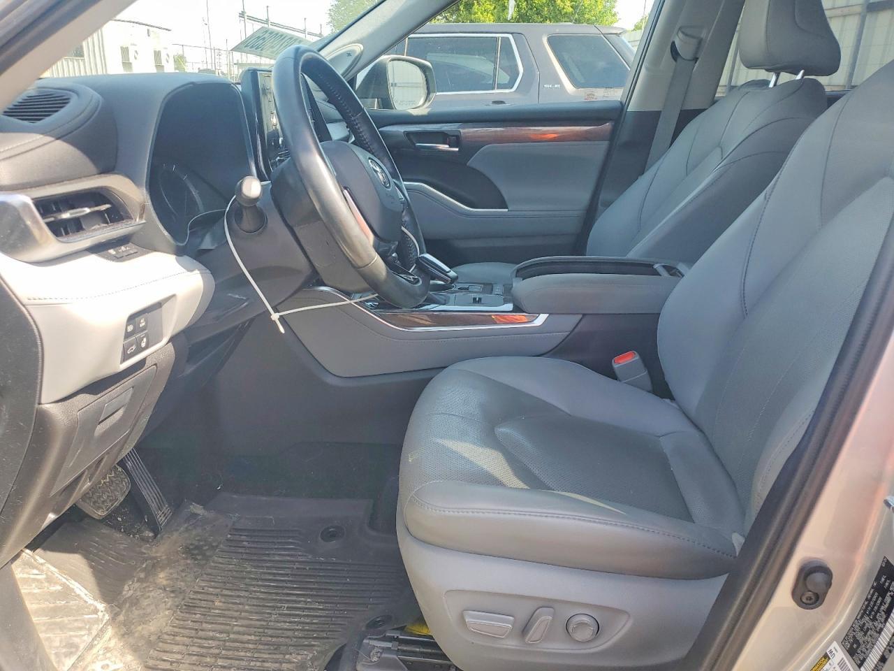 2020 Toyota Highlander Hybrid Limited - Image 7
