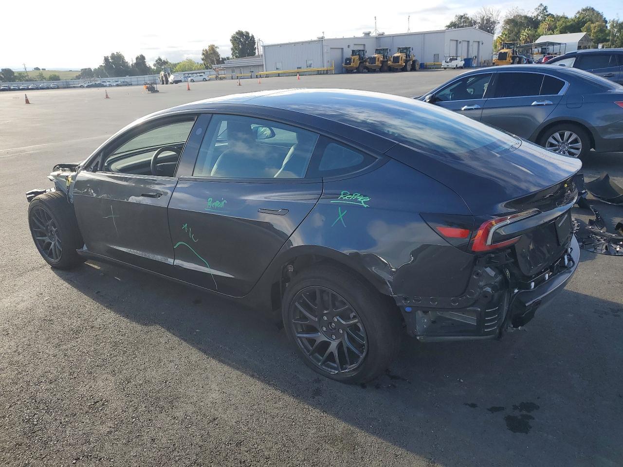 2025 Tesla Model 3 - Фото 2