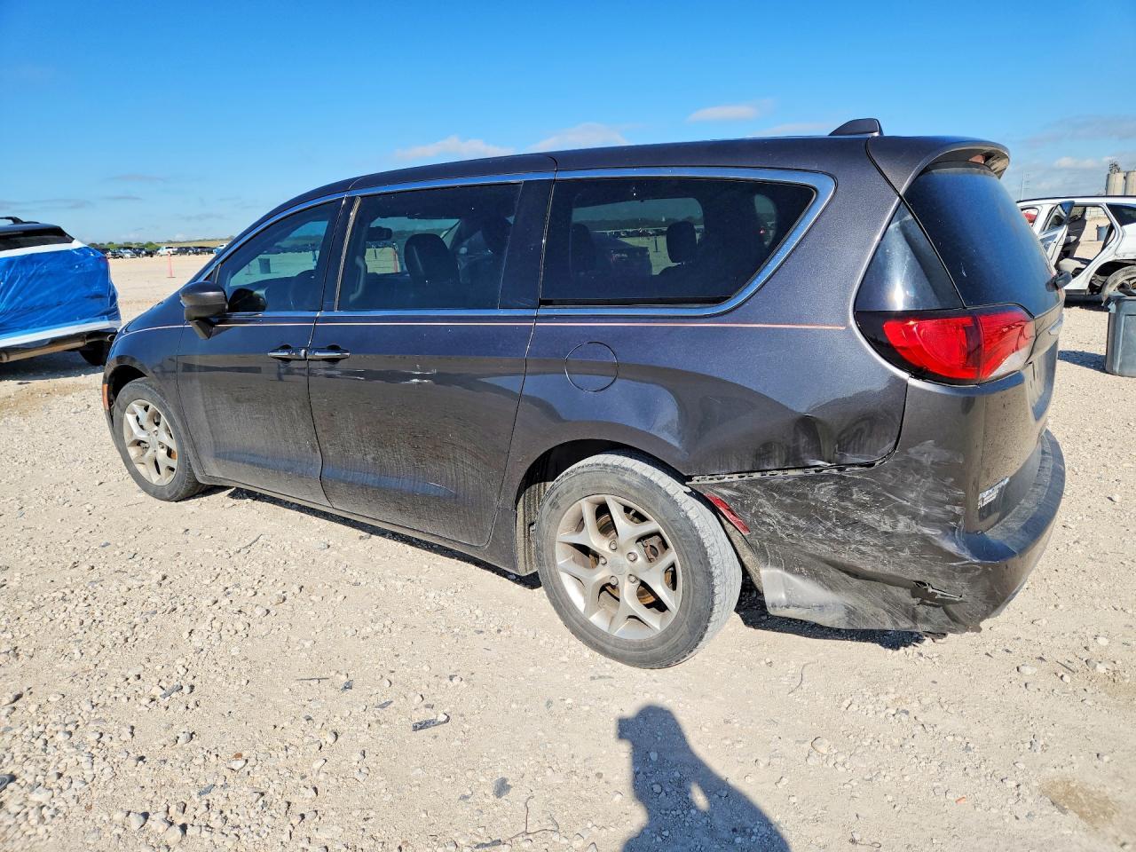 2017 Chrysler Pacifica Touring - Image 2