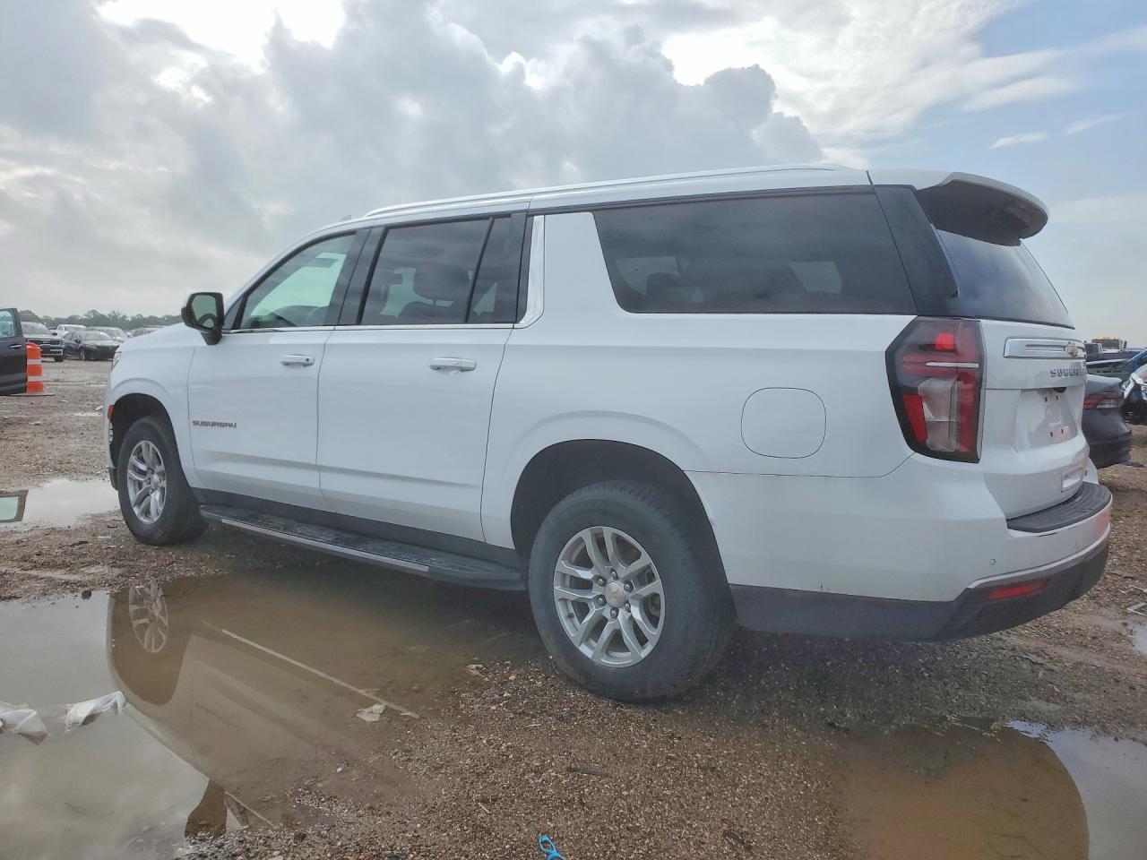 2024 Chevrolet Suburban K1500 Lt - Image 2