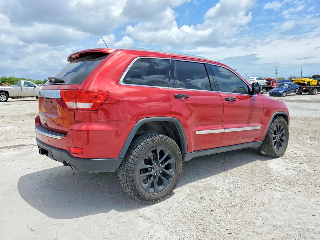 2011 Jeep Grand Cherokee Overland - Image 3