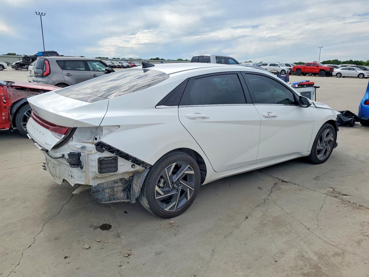 2025 Hyundai Elantra Limited - Фото 3