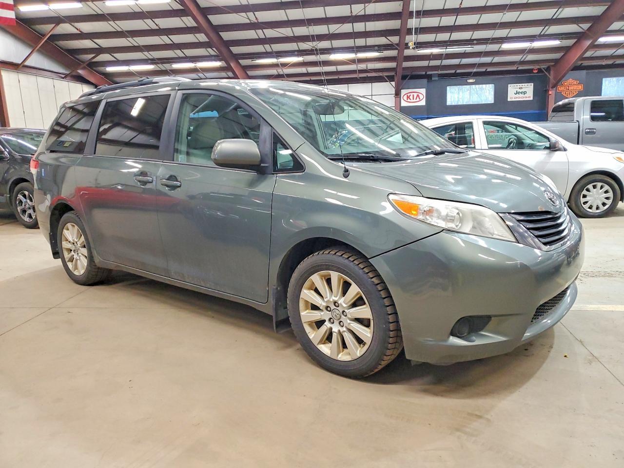 2014 Toyota Sienna Le - Image 4