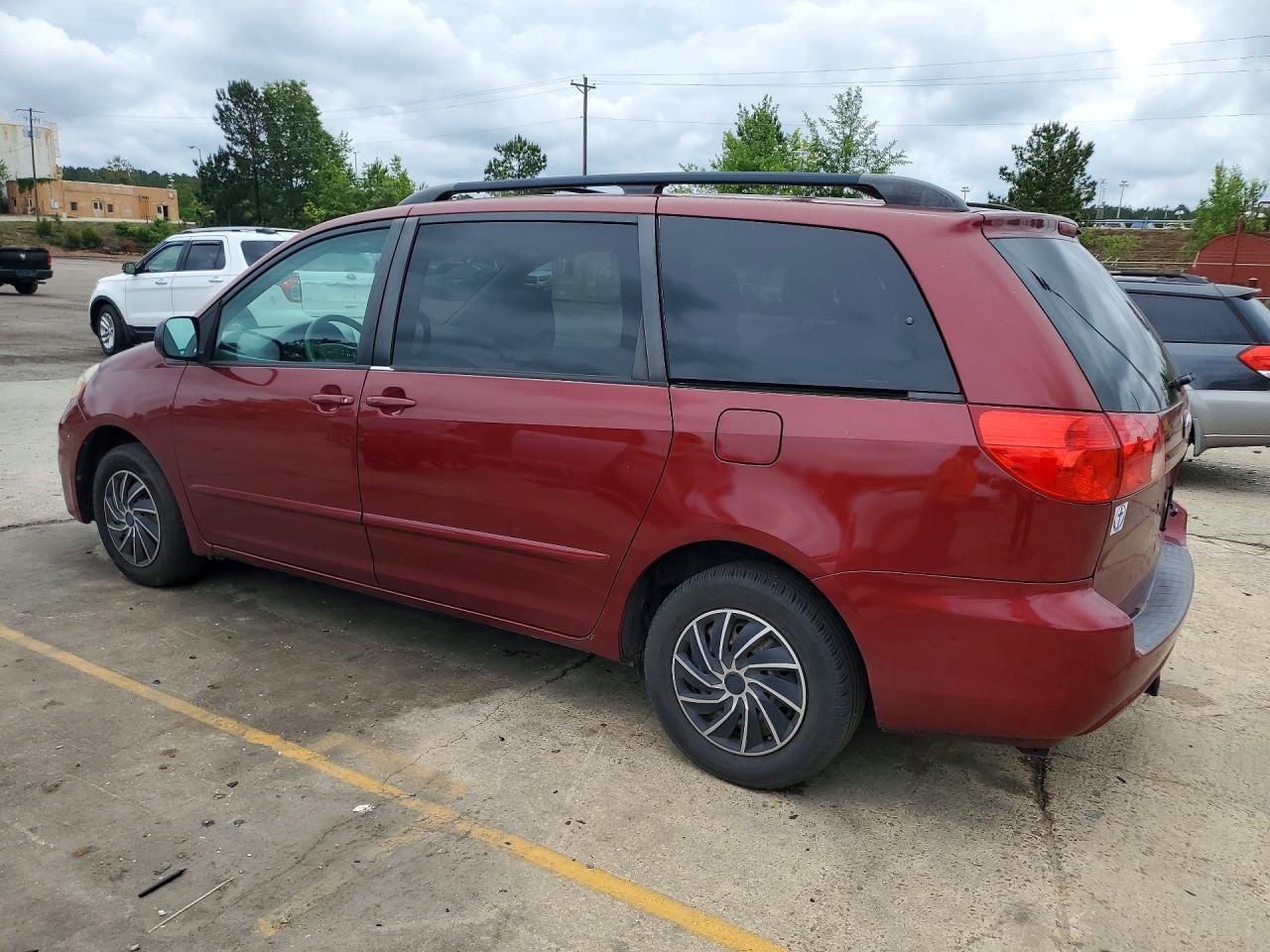 2010 Toyota Sienna Le 7-Passenger - Фото 2