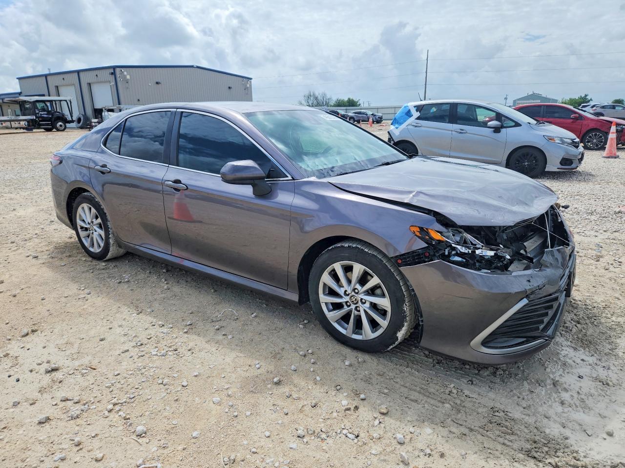 2021 Toyota Camry Le - Фото 4