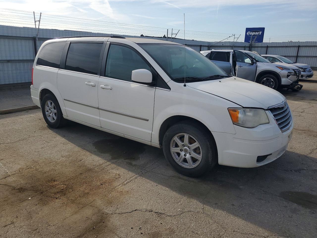 2010 Chrysler Town & Country Touring - Фото 4