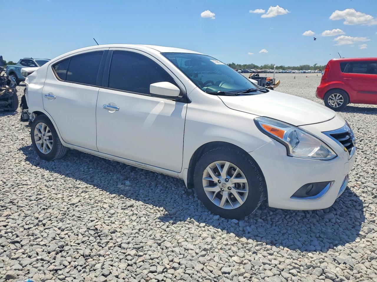 2018 Nissan Versa Sv - Image 4