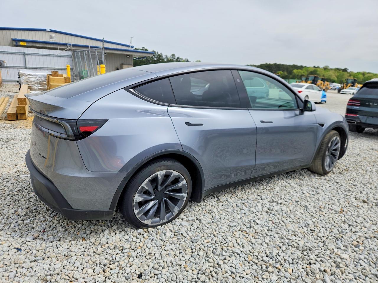 2026 Tesla Model Y - Фото 3