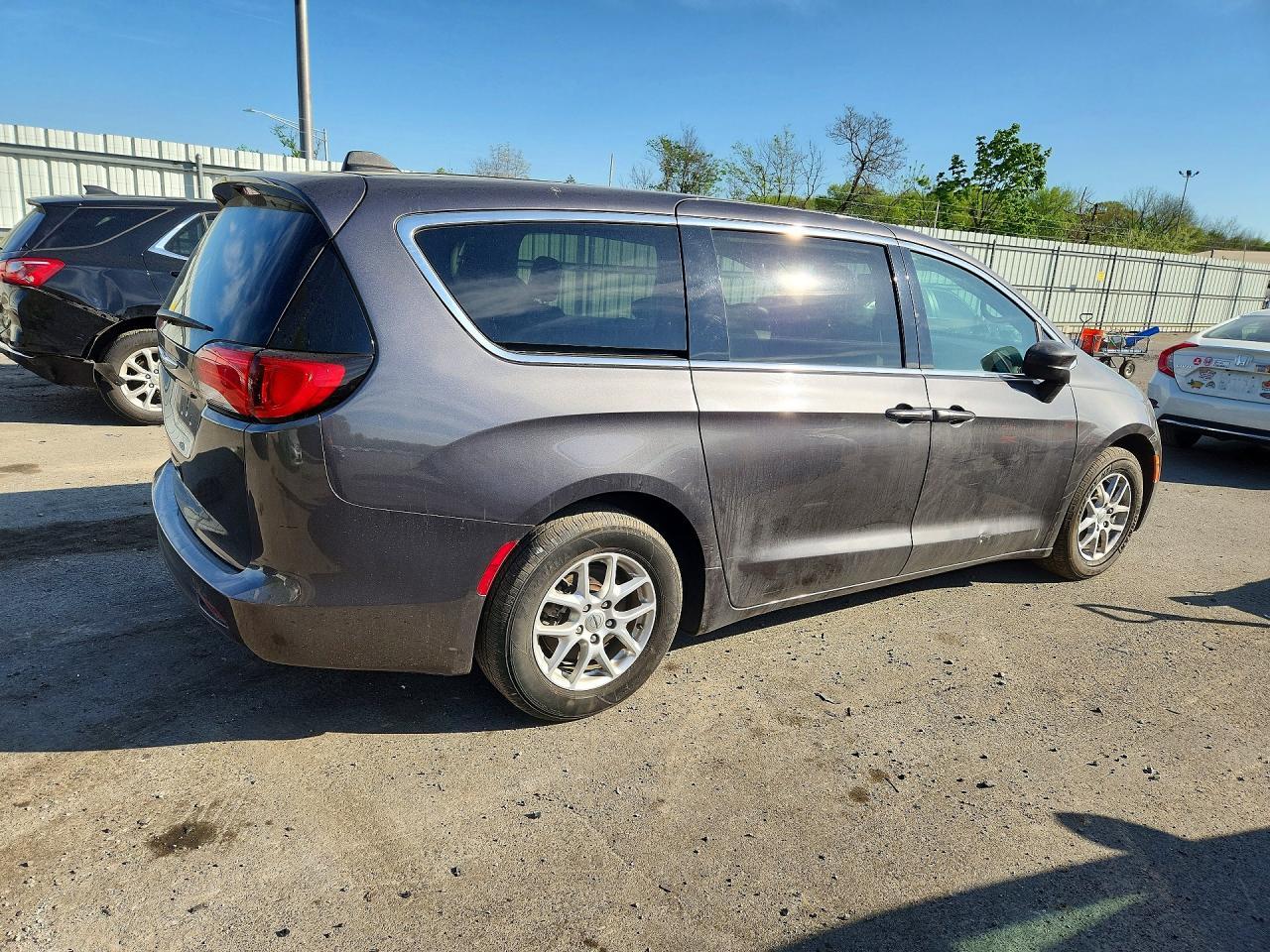 2023 Chrysler Voyager Lx - Фото 3