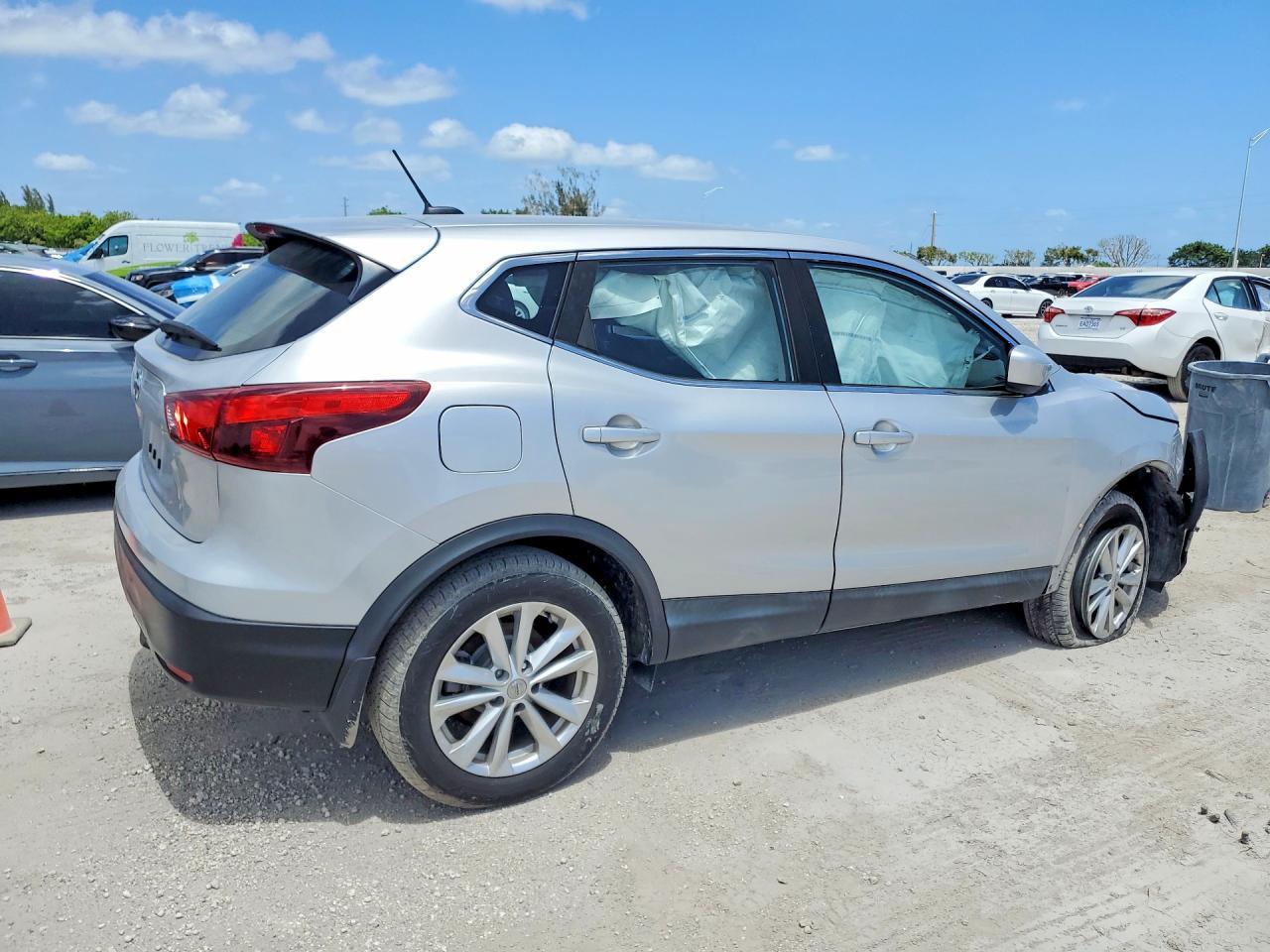 2017 Nissan Rogue Sport S - Фото 3