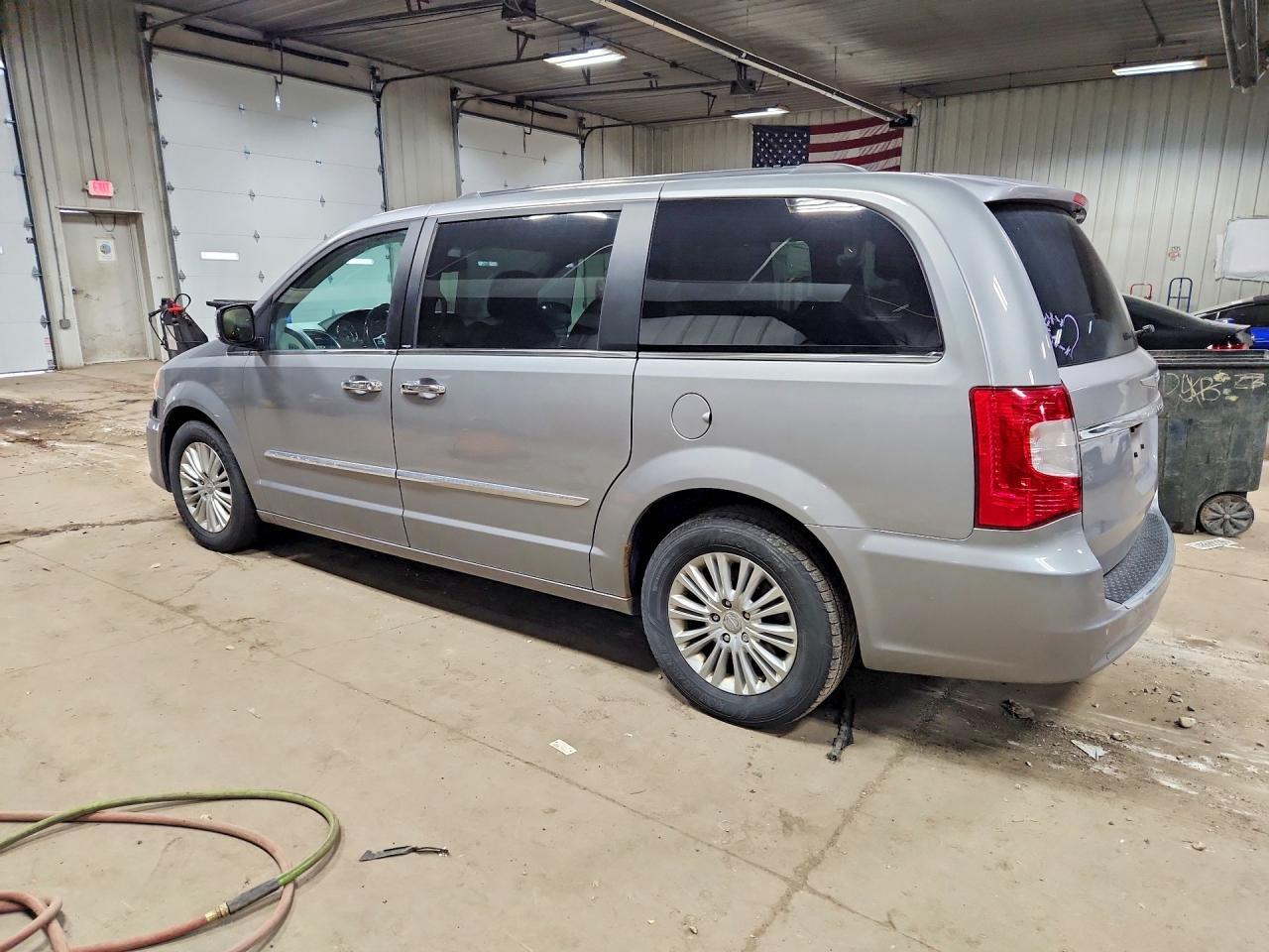 2013 Chrysler Town & Country Limited - Фото 2
