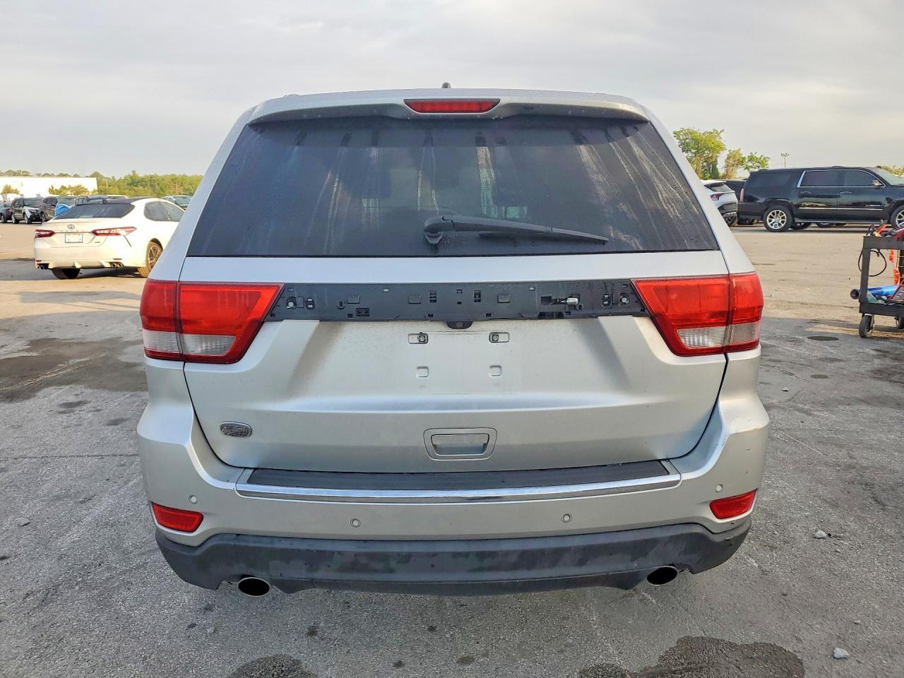 2011 Jeep Grand Cherokee Overland - Image 6