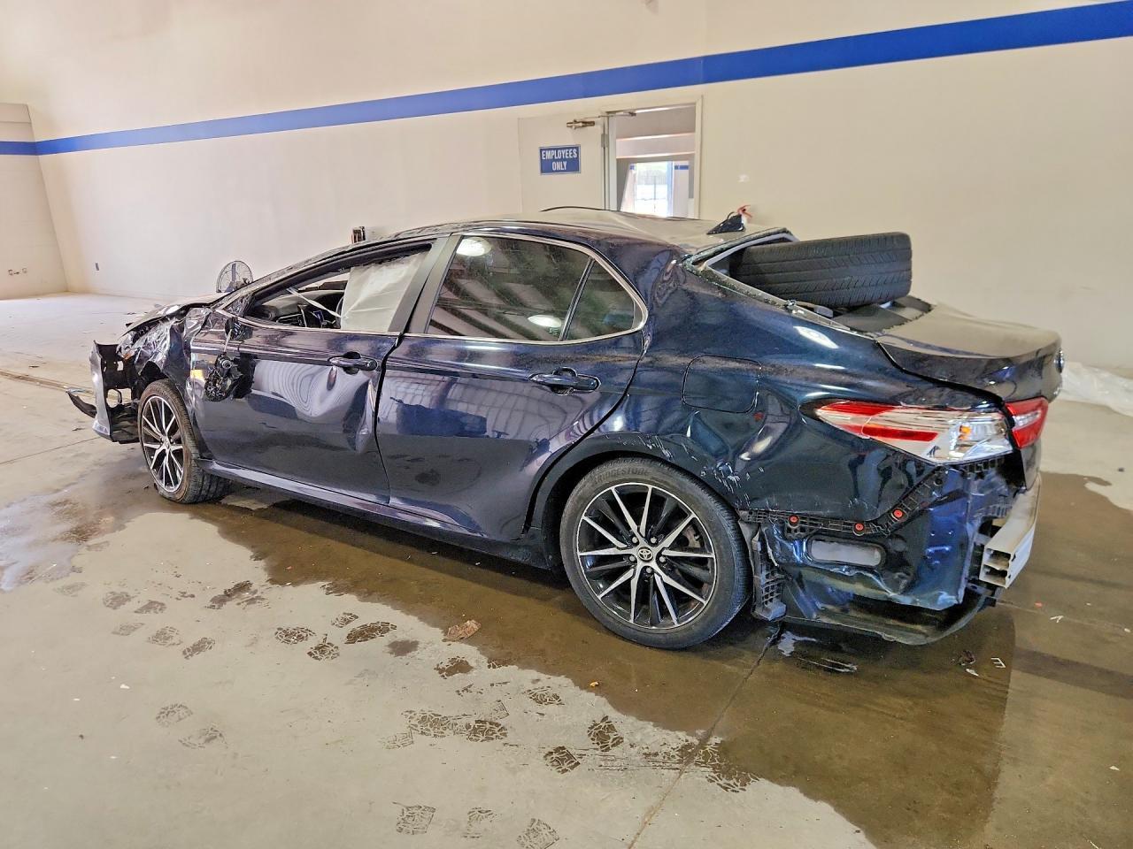2020 Toyota Camry - Фото 2