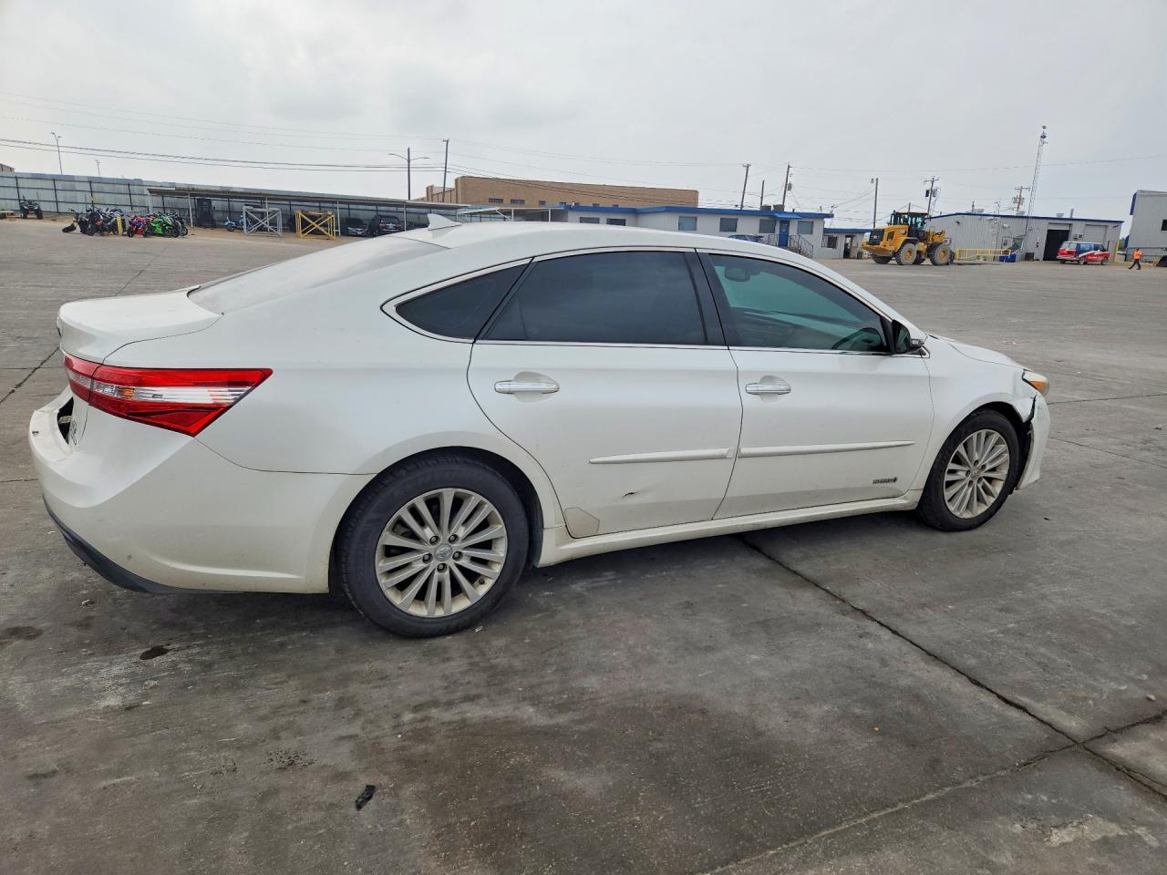 2015 Toyota Avalon Hybrid Limited - Image 3