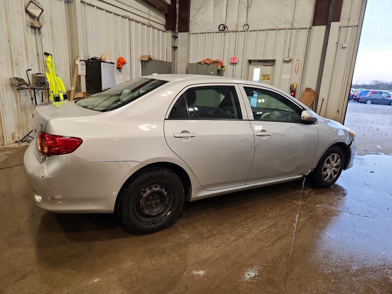 2010 Toyota Corolla Le - Фото 3