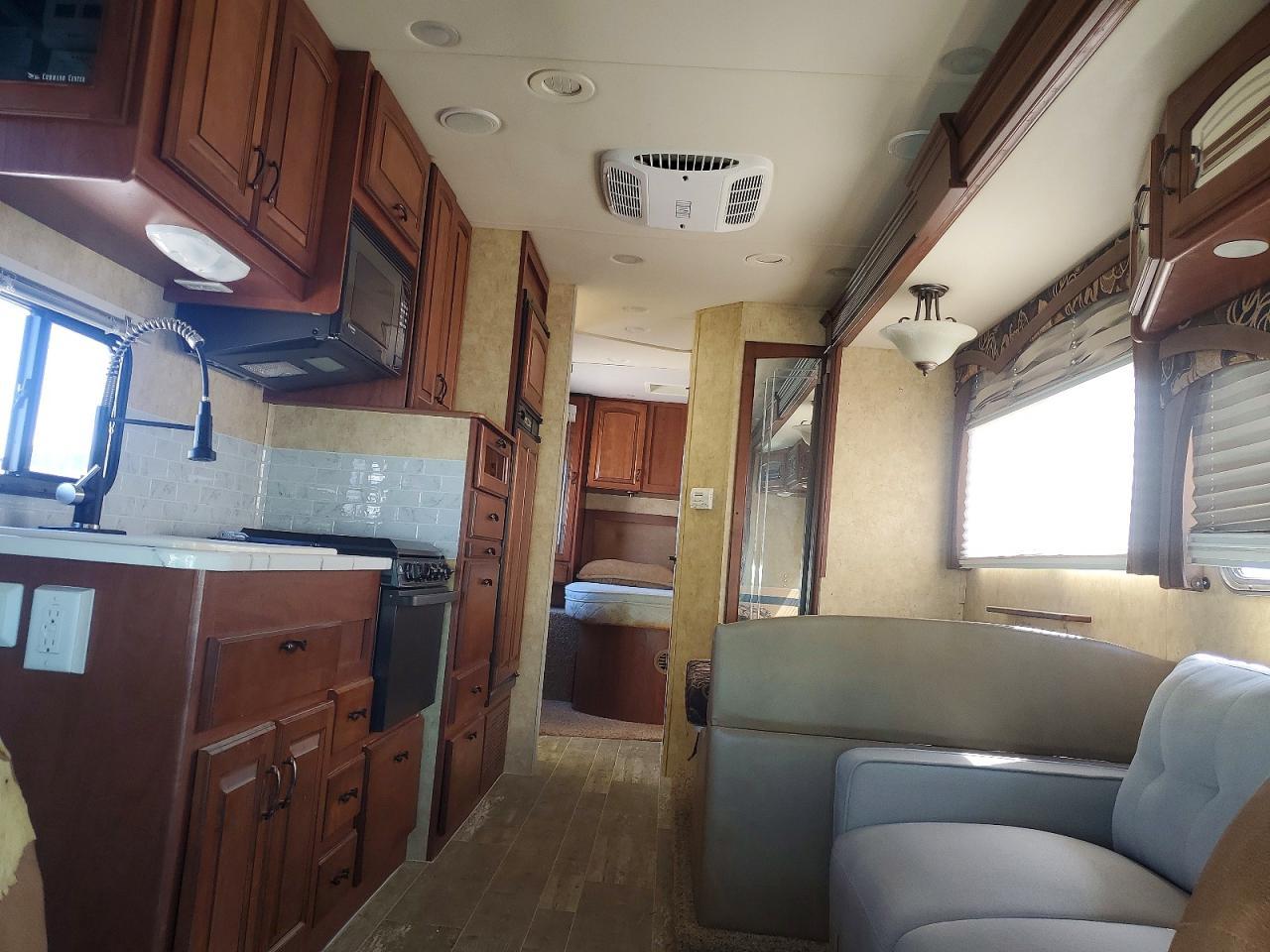 2010 Ford Econoline E450 Super Duty Cutaway Van - Фото 5