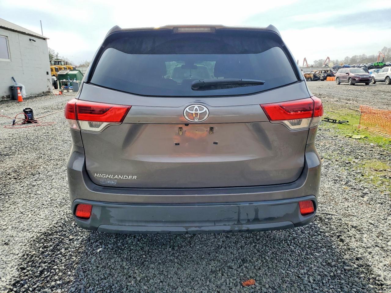 2017 Toyota Highlander Le - Фото 6