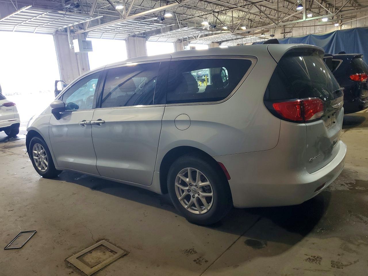 2023 Chrysler Voyager Lx - Фото 2
