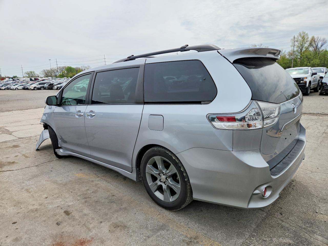 2014 Toyota Sienna Sport - Фото 2