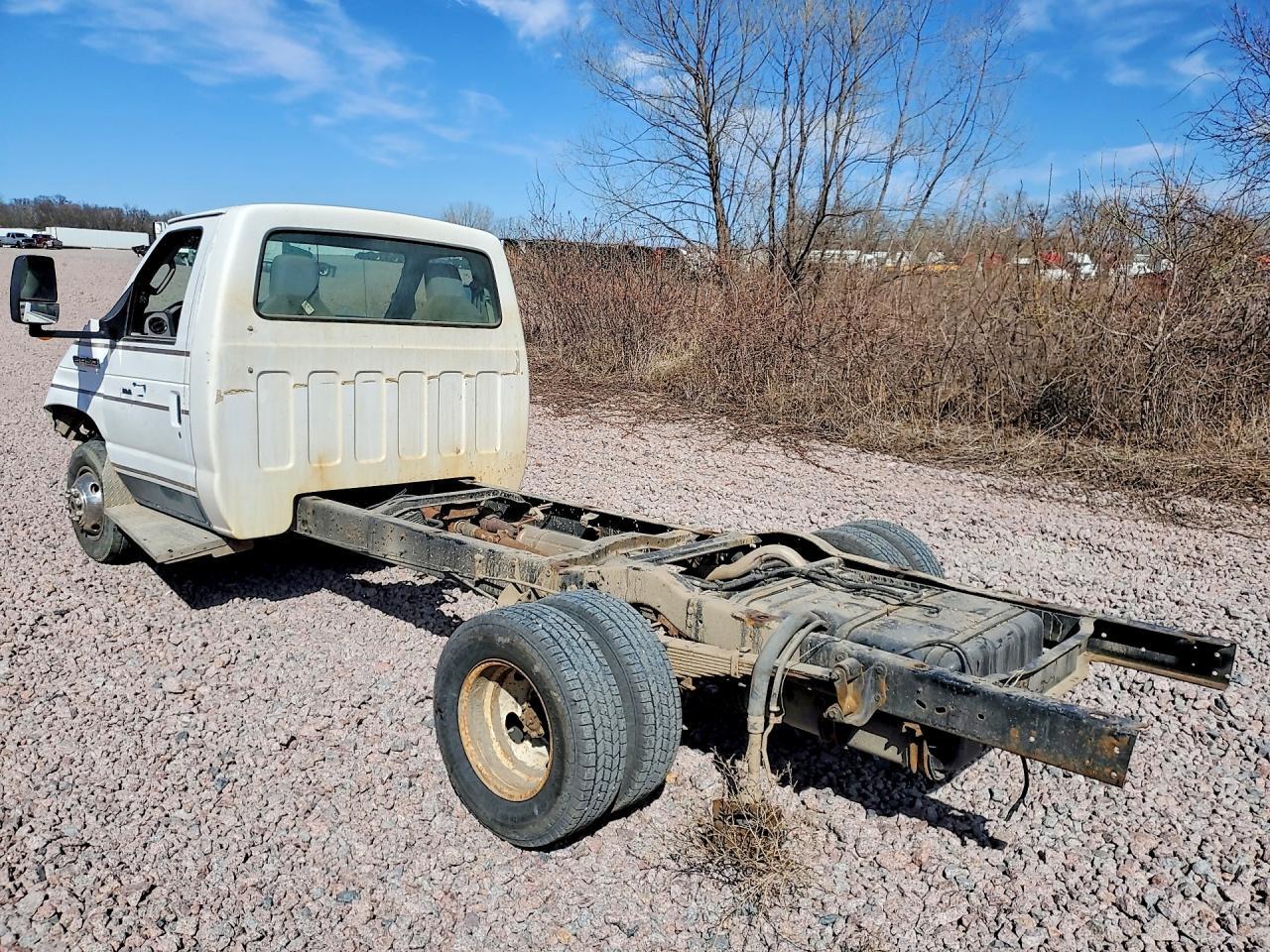 2015 Ford Econoline E450 Super Duty Cutaway Van - Фото 2