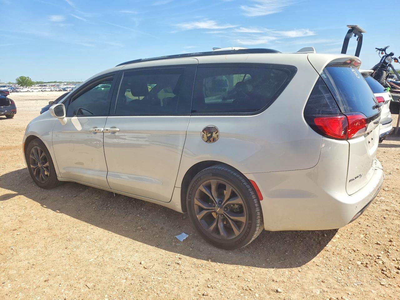 2020 Chrysler Pacifica Touring - Image 2