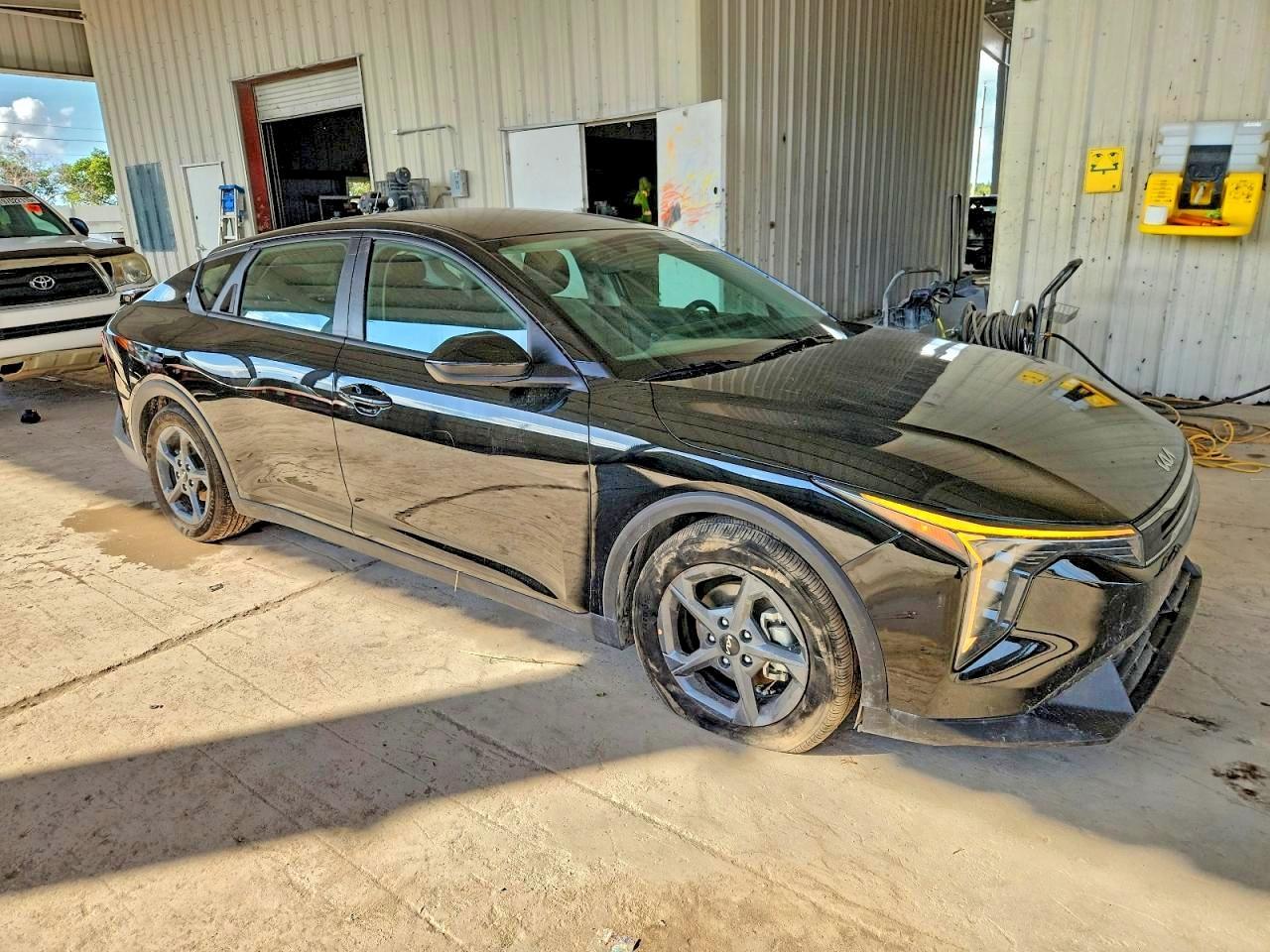 2025 Kia K4 Lxs - Image 4