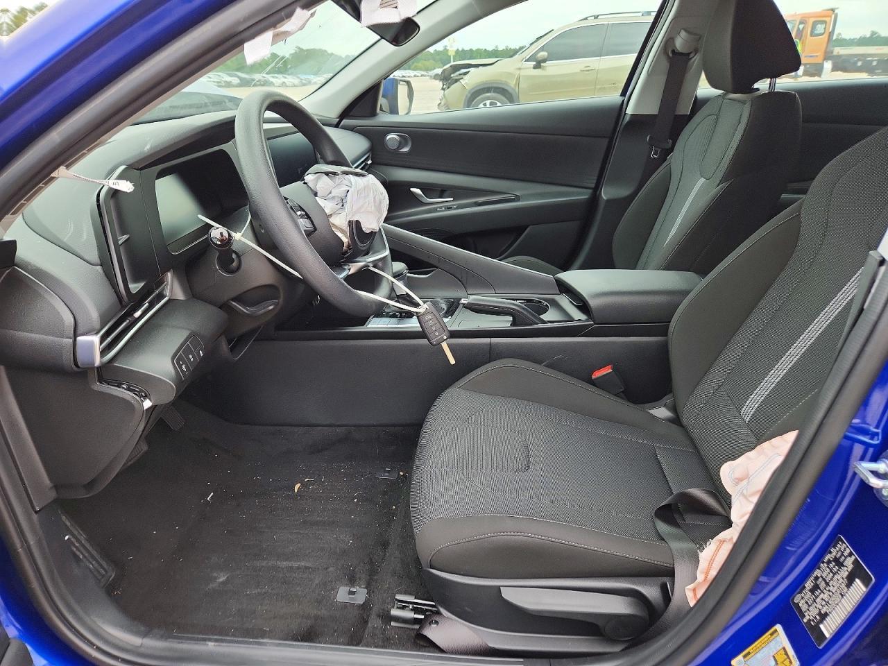 2025 Hyundai Elantra Se - Image 7