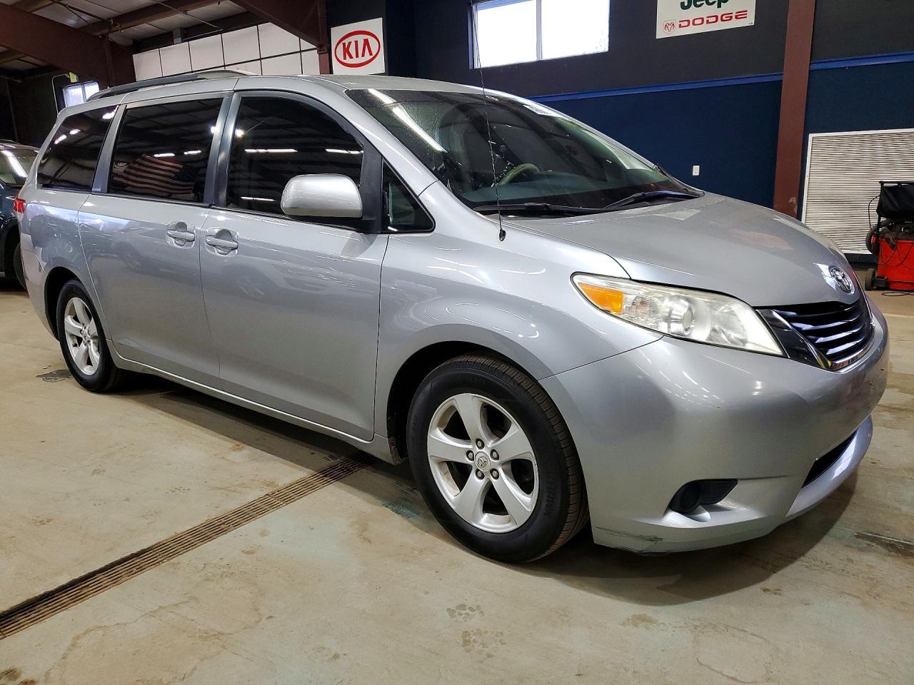 2011 Toyota Sienna Le 8-Passenger - Image 4