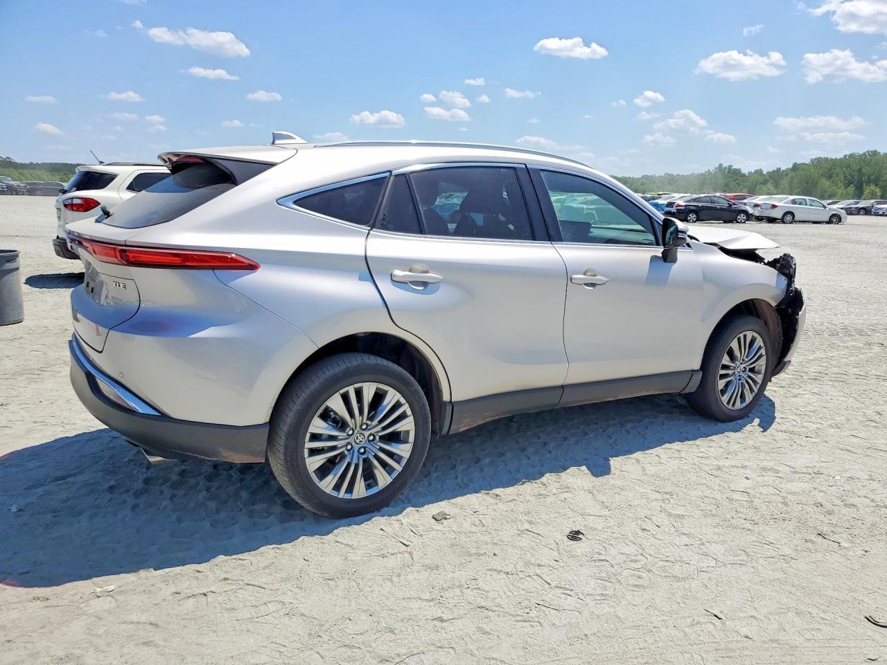 2023 Toyota Venza Xle - Image 3
