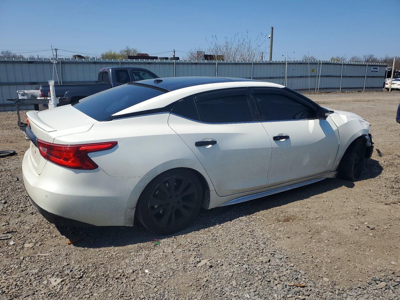 2017 Nissan Maxima Platinum - Image 3