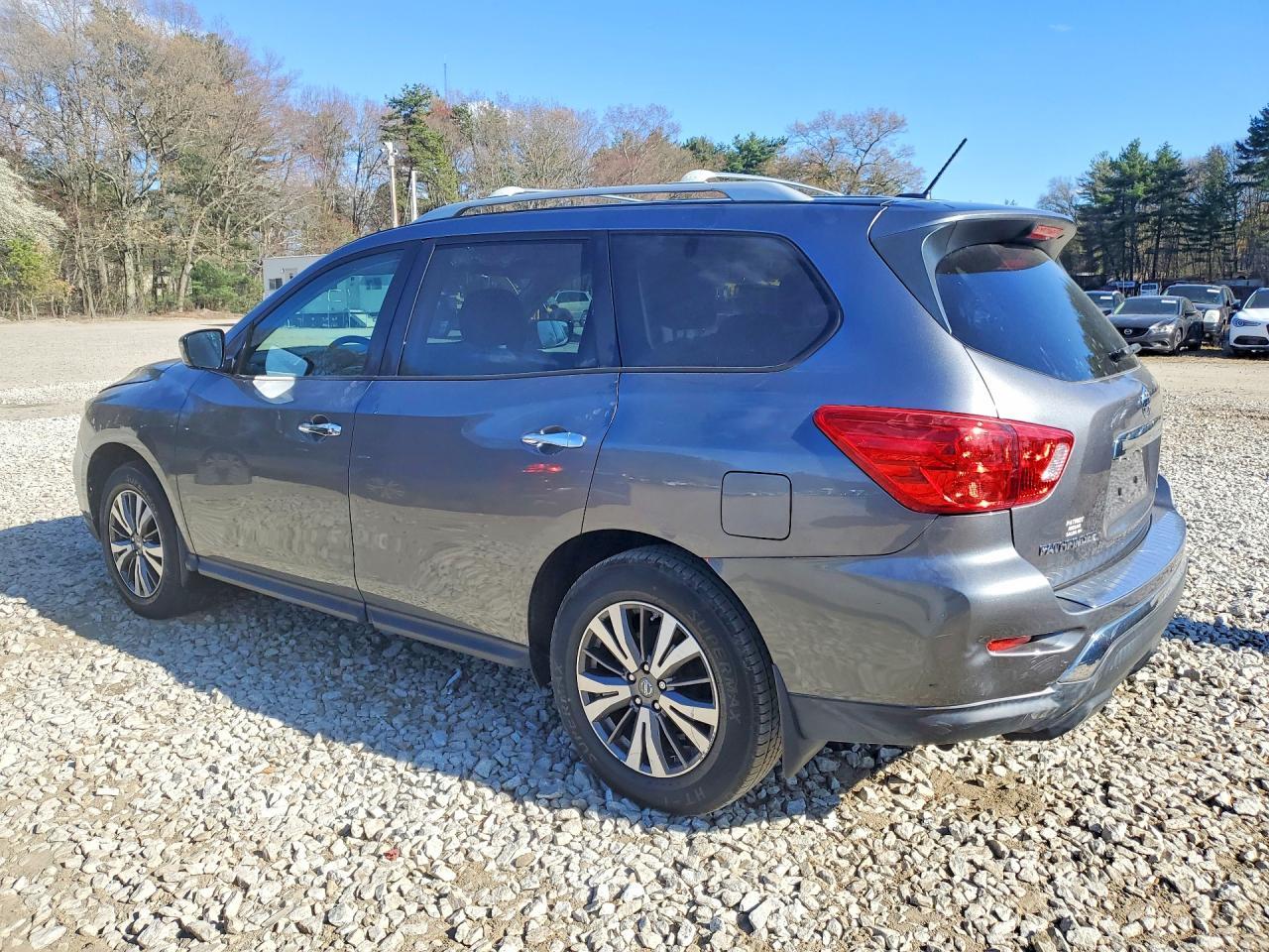 2017 Nissan Pathfinder S - Image 2